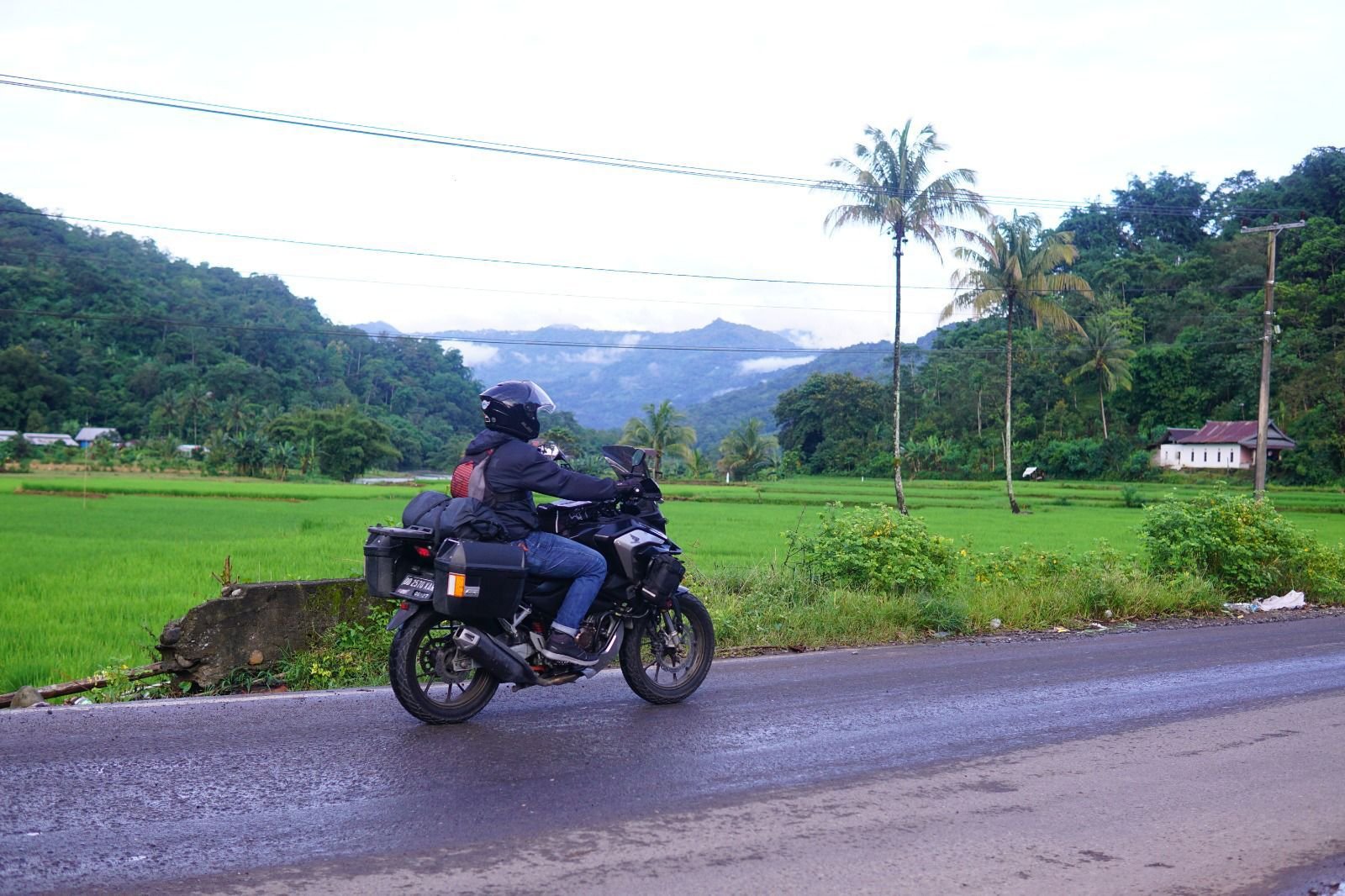 Tetap Aman Berkendara Saat Membawa Barang Barang Besar di Sepeda Motor