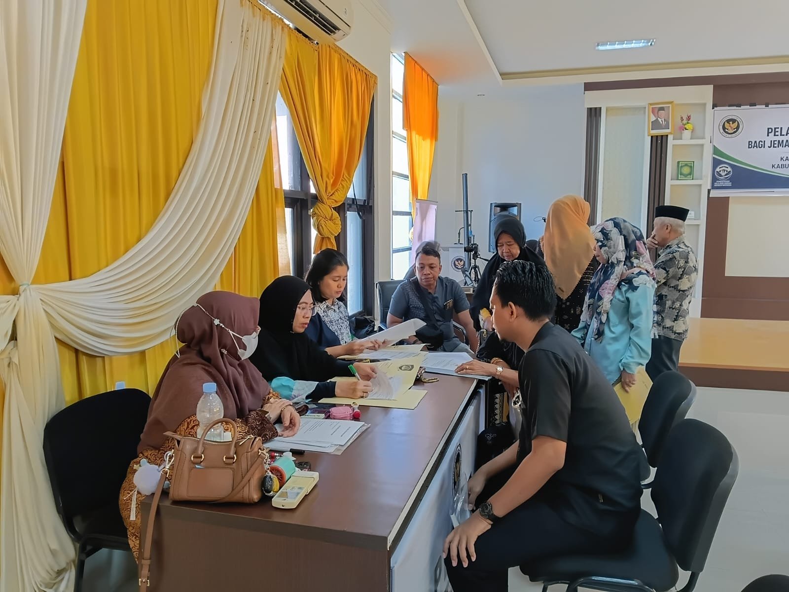 Kantor Imigrasi Kelas I Makassar Layani Pengambilan Foto Paspor Jamaah Haji di Kantor Kemenhaj Pangkep