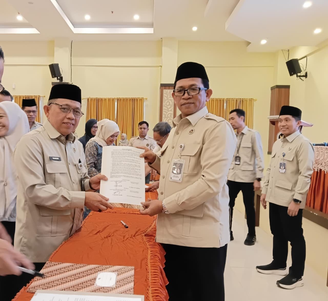 Hadiri Sosialisasi Regulasi Istita’ah Kesehatan Jamaah Haji Tahun 2027, Kepala Kantor Kemenhaj Pangkep Tanda Tangani Pakta Integritas