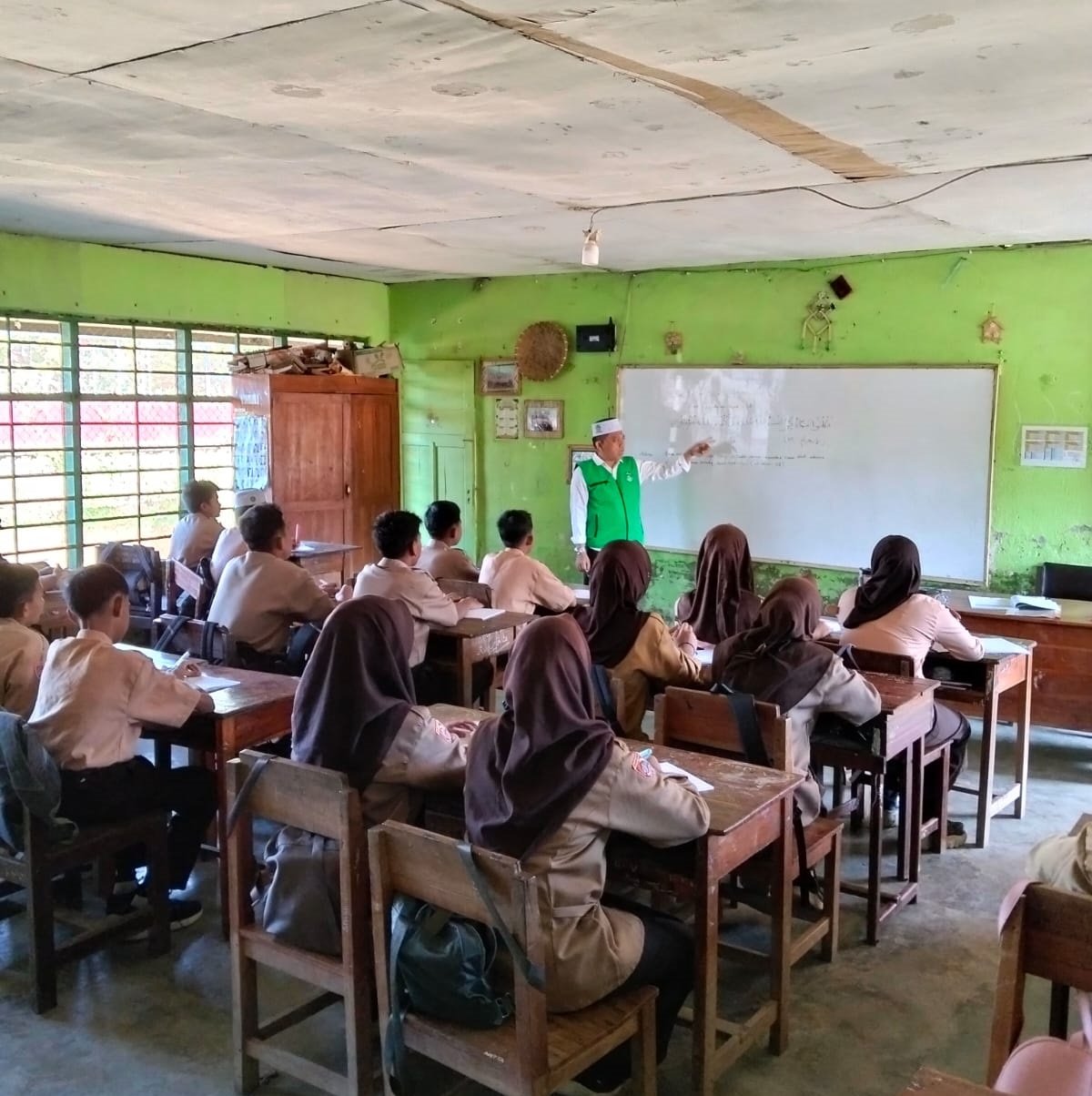 Rutin Mengajar di MTs DDI Segeri, Kepala Kantor Kemenhaj Pangkep Tetap Mengabdi untuk DDI