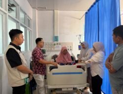 Hari Terakhir Pemeriksaan Kesehatan Jemaah Haji, Kemenhaj Soppeng Jenguk Jemaah yang Menjalani Perawatan Intensif