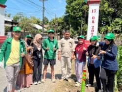 Inovasi KKN UIN Alauddin, Pasang Reflektor di Titik Rawan Jalan Desa Kale Bentang Takalar