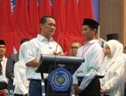 Mentan Amran Bantu Hafiz dan Mahasiswa Yatim Piatu di Unismuh Makassar